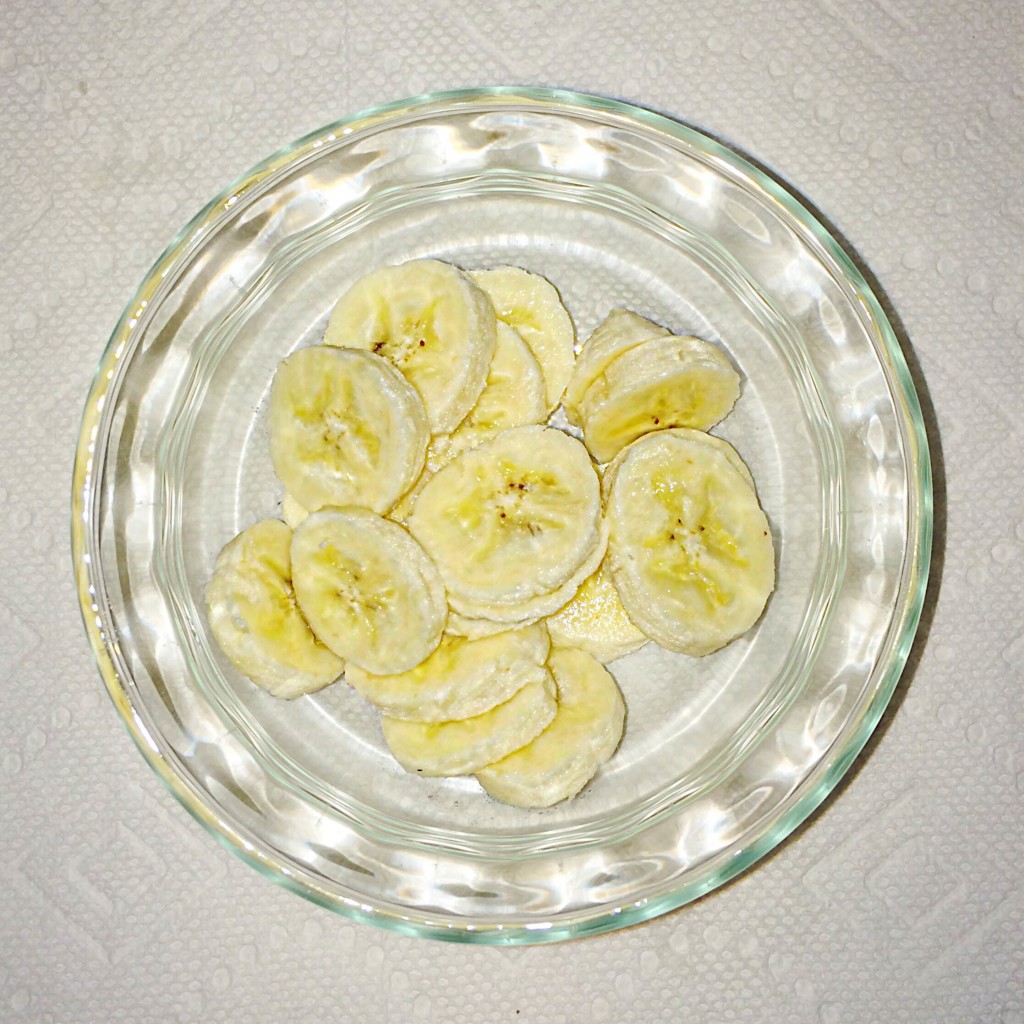 Put sliced bananas in a bowl